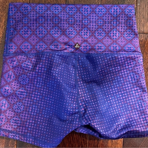 Prana Purple Patterned Women's Shorts fitted and bright size small - Picture 4 of 4